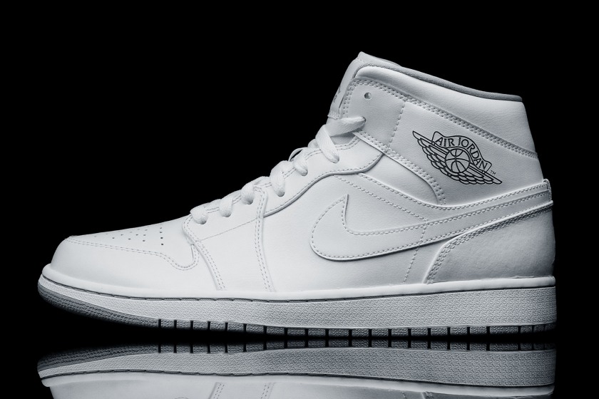 Nike jordan white. Jordan 1 White. Air Jordan 1 Mid белые. Jordan 1 Mid White. Nike Air Jordan 1 Mid Triple White.